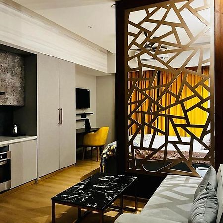 Luxe Apartment By Hey Studio'S Газиабад Экстерьер фото